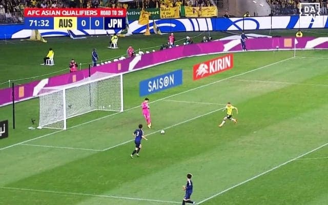 「マジで何してんの？」日本代表GKの“中途半端すぎるパス”にファン戦慄…「２回目はあかんやろ」「怖いよ…」谷晃生があわや失点関与の瞬間