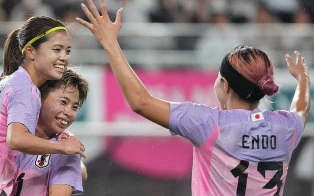 ｢サッカー界のレディー・ガガ｣なでしこウインガー、“へそピ揺れる”爆イケビジュ公開！ピンク＆ブルーのド派手ヘアへのイメチェンに｢超かわいい｣の声