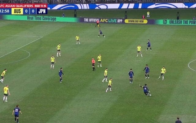 「どうなってんだよ！」日本代表戦で謎判定！？「今のは珍プレーすぎ」鎌田のパス直撃の審判が“ドロップボール”を相手側へ「日本のボールじゃないの？」「謎すぎる」