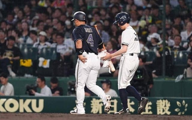 「珍プレー当確よね」　甲子園で起きた“レアすぎる”光景にX困惑「初めて見た」