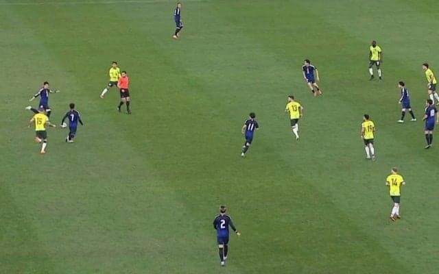 「鎌田だけ異次元だったな」鎌田大地“別格”ノールックパスに脚光「全てにおいてレベチ」豪代表FWの一手先を読むワンタッチパスで局面打開した瞬間