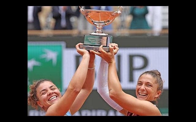 伊ペア 激闘制し全仏OP初制覇