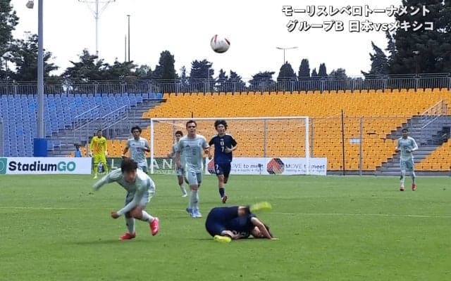 嘘だろ…U-20日本代表DFが“超危険な垂直落下”→驚愕のノーファウル「イエローだろ」「わざとだよ…」「判定基準が異常」メキシコMF＆主審に批判殺到