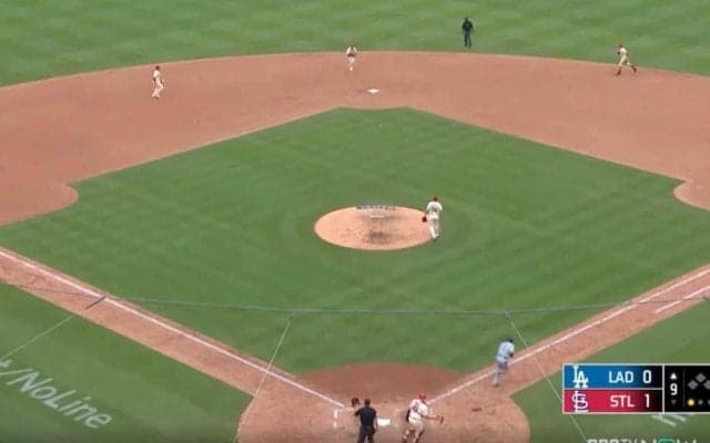 一体、何が起きた？ 大谷翔平、ゴロで想定外のハプニング…“まさかの展開”「マジかよ！」 打球が“謎の動き”→相手野手が混乱してしまう