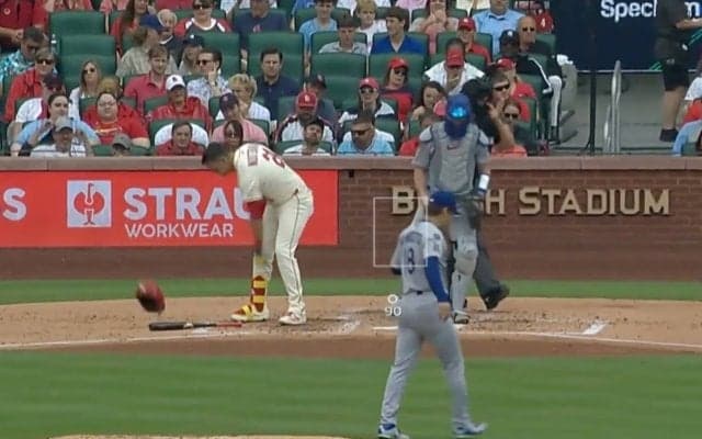 どうした…？ 山本由伸に“打者が激怒”「怖っ！」 ヌートバーが三振でイライラ爆発→ヘルメットを叩きつける「ここまでキレるの珍しい」