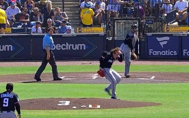 一体、何が起きた…？ 投球練習後に想定外のアクシデント…“予期せぬ悲劇”「危ねえ！」「大丈夫かよ…」マ軍投手の頭部に捕手の送球が直撃