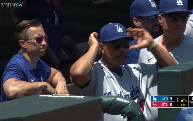「大大大誤審だろ」ドジャース・ロバーツ監督が“怒”！リクエスト→まさかの判定にファン騒然「どう見てもセーフだろ！」「ビデオ判定の意味」