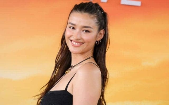 ド軍本拠地に降臨の“へそ出し”美女は「本当に女神です」　始球式は「うまくできたかな？」感謝の投稿に反響止まず