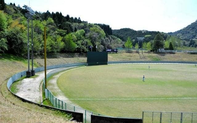 KKコンビが高校最後の公式戦　ラッキーゾーンがいまも残る球場