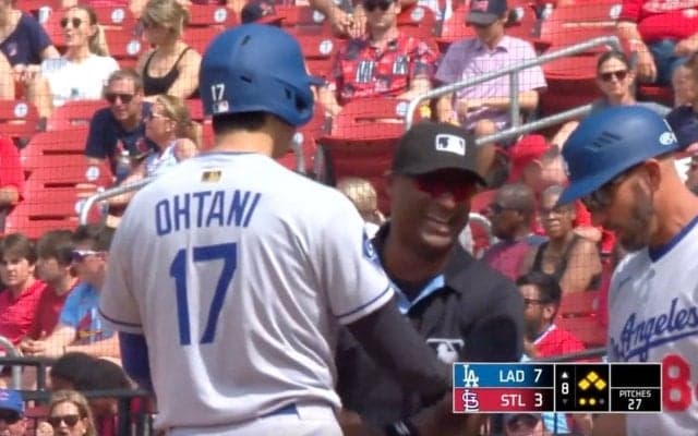 球場騒然！ 大谷翔平、死球直後に“まさかの光景”「痛いはずなのに…」 予想外のリアクションが話題に「ただの聖人か」