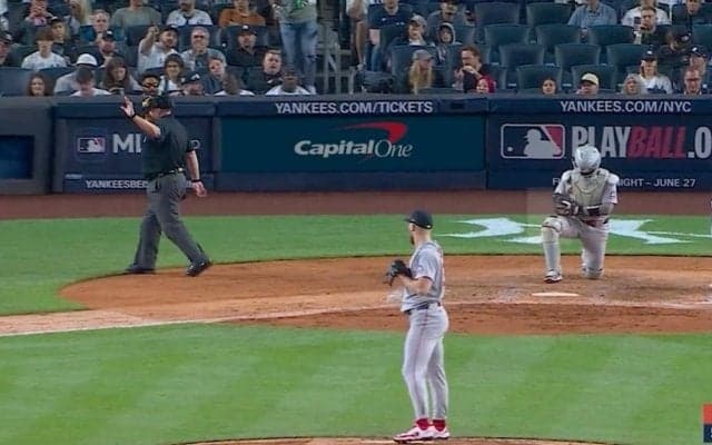 審判に一体、何が？ 突然歩き出した…“まさかの展開”「怖いな」「みんなキレすぎ」ベンチからの叫びで“異変” ヤ軍に起きた退場劇が話題に