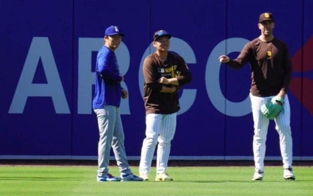 山本由伸と松井裕樹が談笑　首位攻防戦のピリピリの裏で…和やかムード、園田通訳も加わる