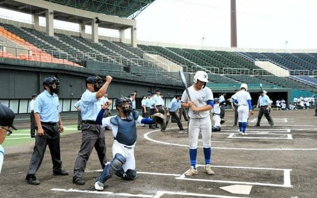 「大きく、わかりやすく」　夏の高校野球へ審判員講習会　佐賀