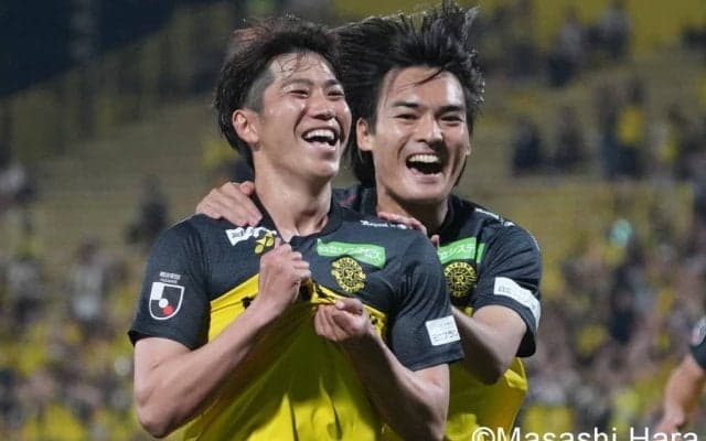 ｢美しい｣夕暮れの三協F柏でキックオフ、東京V染野唯月に｢先制される｣も…後半投入で試合の｢流れを変えた｣柏の背番号8！
