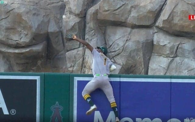 何してんだよ！ヤバすぎる…“まさかの本塁打キャッチ”「狂ってるw」 球史に残る“超神業スーパープレー”が話題に「ホームランを盗るために生まれた男」