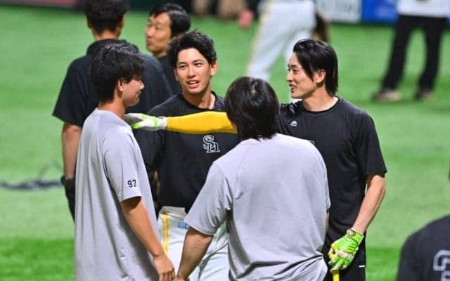 巨人・井上温大が周東佑京に謝罪　前日に頭部死球で危険球退場…試合前に頭を下げる