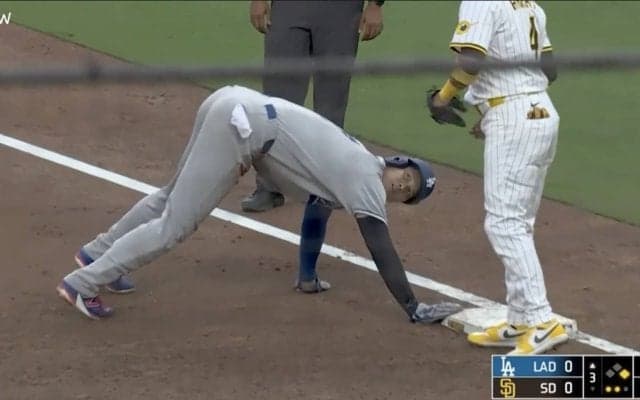 一体、何が起きた？ 大谷翔平、牽制された直後に“まさかの光景”「何してんだよw」予想外のリアクションが話題に「面白すぎる」