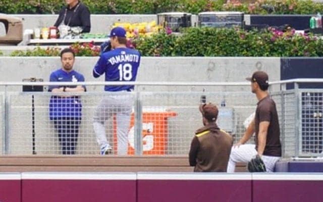 山本由伸のブルペン、ダルビッシュが真横で見学　投球に熱視線…前日には長時間の談笑