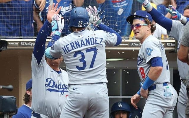 ド軍キケが同僚の顔面に“豪快投球”「鬼のひまわり」　歓喜に湧くベンチで珍事「全力でワロタw」