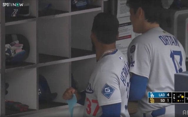 思わず話しかけた？ド軍・テオスカーの隣で「大谷さん嬉しそう」 バックスクリーン弾直後…僅か2秒足らずの“異例光景”