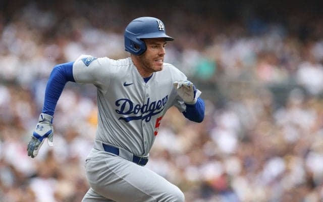 ウソだろ…フリーマン、ヘルメット飛ばし“激走” 前日の試合で足痛めるも驚きの全力疾走 ド軍ナインに火をつける献身的プレー