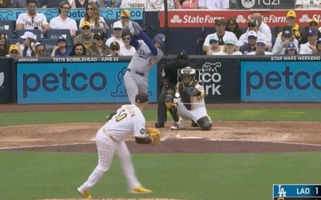 一体、何が起きた…？ フリーマンの打球に“投手がイライラ”「そらキレる」「八つ当たりやん」 “痛恨の捕球ミス”→マウンドを蹴り上げる