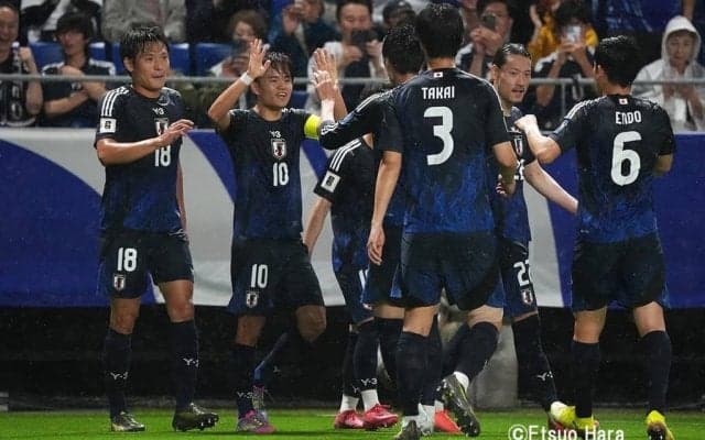｢そうか！違和感はそこかw｣｢すごいしゃがんでる笑｣日本代表DF20歳の試合前“初体験ショット”が話題！｢一番背が高いのに｣｢1列目！新鮮｣の声