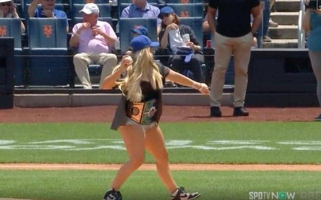 “筋肉バービー人形” WWE女子王者、ノーバン投球で“まさかの展開”「スゴすぎる」 独特なフォーム→とんでもないボールを投げてしまう