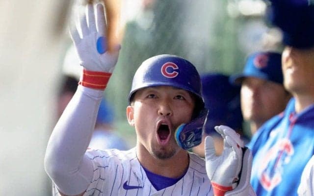 鈴木誠也が困惑…逸材との“珍攻防”直後に「飛んできたw」　まさかの行動に日米爆笑