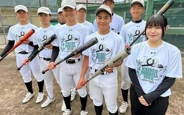 海南高校野球部100年記念に　OBが後輩らにTシャツやバット贈る