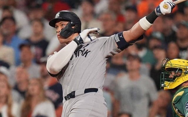 ジャッジ、観客騒然の26号　ついにMLBトップに並ぶ…衝撃の3冠王、“敵地名物”越え場外弾