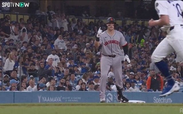 ド軍ベンチ＆相手打者も“大混乱” 審判がホームラン宣告行わずバッターは塁上でストップ…異例ドタバタ劇に両軍困惑