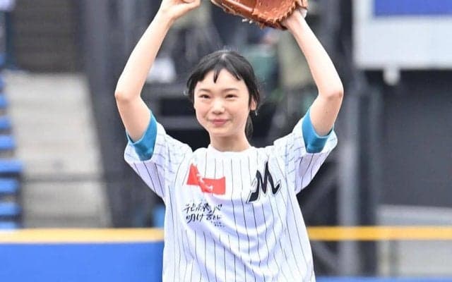 ポニテ美女が「ちょー可愛い」　ショーパンから豪快投球…まさかの結果に“ウフフ”
