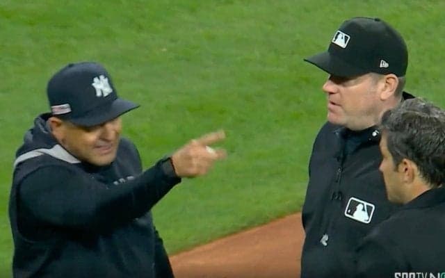 審判にブチギレ！ 噛んだガムを投げ捨て“暴走”「怖すぎだろ」 “疑惑の判定”に激しすぎる猛抗議… ヤ軍の闘将・ブーン監督がやっぱり退場させられる