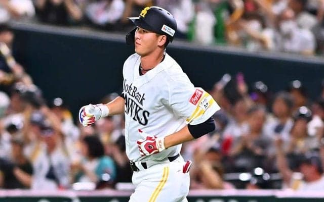 「ライト前かと思ったら…」　巨人→鷹加入22歳が衝撃弾…“覚醒”のロマン砲「ええの獲ったで」
