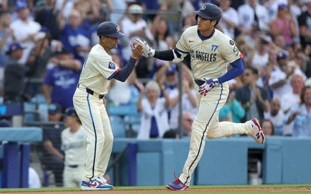大谷翔平の“変態打法”にファン仰天「反則じゃ」　まさかの打球が「マジでヤベェな」