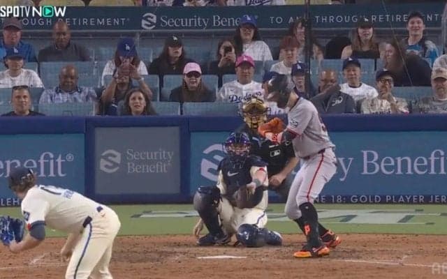 「ズバッと決まった」ドジャースの“野手登板男”、渾身87マイル直球が驚きの結果に…山本由伸ら味方ベンチも大喜び→本人も“超ドヤ顔”の瞬間