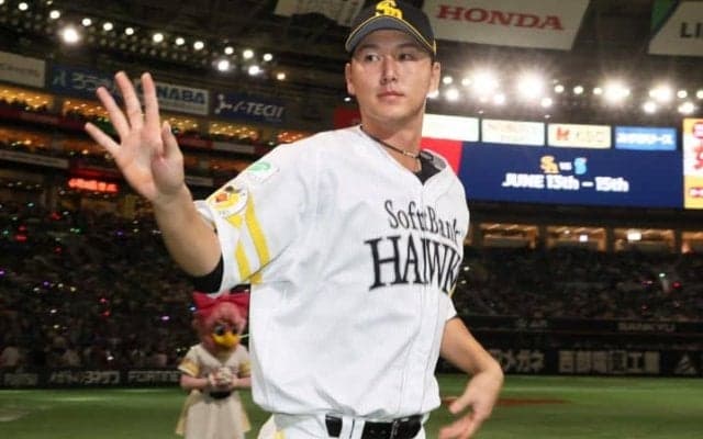 巨人から電撃トレードで加入、鷹22歳ロマン砲の勢い止まらず！　異例の3試合連続打点＆お立ち台でX興奮「良いトレードになりました」「レギュラー奪い取ってほしい」