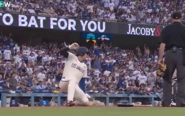 一体、何が起きた？ 大谷翔平、爆速走塁で“想定外のハプニング”「飛んだな…」 予想外のリアクションが話題に「笑ってるやん」