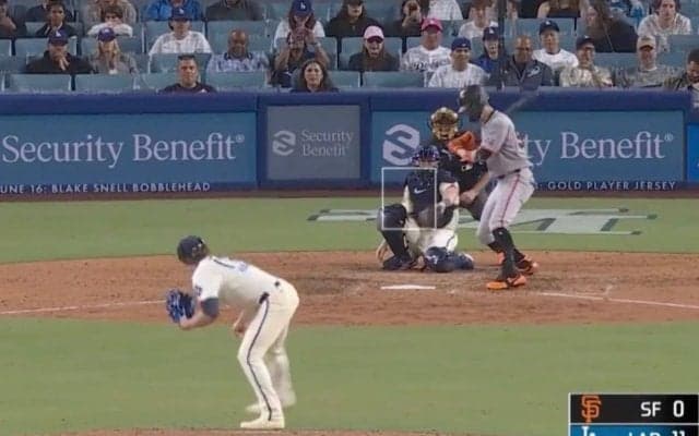 なんだこれは…？ 野手登板のキケ、謎のボールで“まさかの展開”「ヤバすぎるw」 相手打者が思わず動けなくなる「これはビビる」