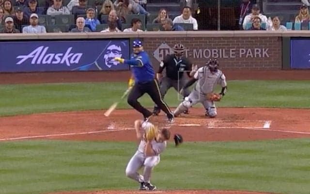 球場騒然！ 爆速ピッチャーライナーが頭部直撃… “まさかの光景”「ウソだろ？」 予想外のリアクションが話題に「大丈夫かよ」