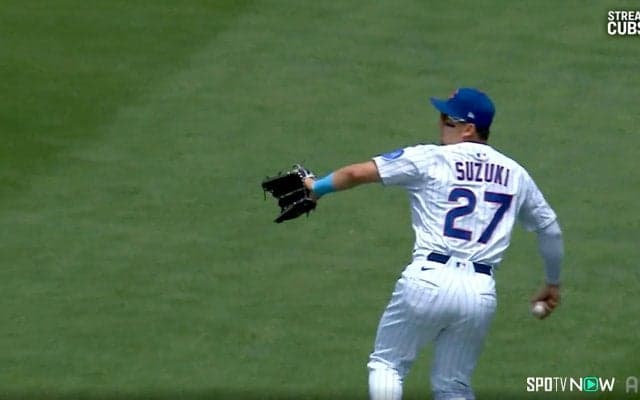 痛っ！鈴木誠也、レーザービーム発動も思わぬ事態 強烈な送球が「ランナーに当たった」現地実況も思わず反応