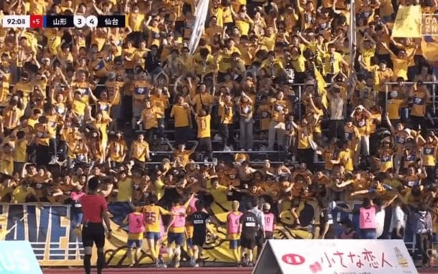 狂喜乱舞！ 30m直接FKゴラッソ→仲間たちの“俺が決めたぞ”爆走が話題沸騰「6月のJ2ベストゴール確定」「狂い具合が最高」「誰が決めたかわからんw」仙台がみちのくダービー劇的弾