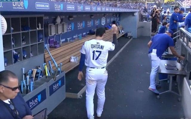 一体、何が起きた…？ 大谷翔平、ボールを投げて“謎の行動”「どうした」 ベンチ内でウロウロ… 珍しい姿にファン騒然
