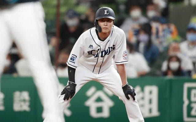 金子侑司は決死の覚悟で盗塁王のタイトルを獲得した　プロ４年目、「やらんと終わる......」
