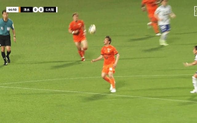 「変態すぎる…」元日本代表MFの“衝撃テクニック”にSNS沸騰！「めっちゃ簡単に難しいプレーやるやん」「意味わからん」乾貴士が神トラップ→スルーパスの一部始終