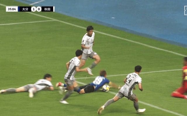 「絶対PK」「逆にシミュレーションに見える」J2リーグで物議を醸す判定！ 解説者も困惑した“微妙すぎる接触”の一部始終「VAR導入しませんか」