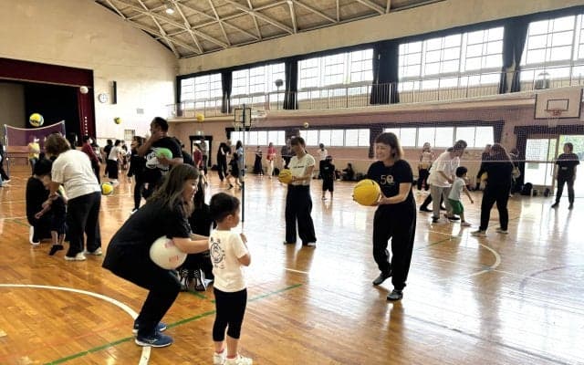 元女子日本代表竹下佳江さんと親子でバレーボールを体験