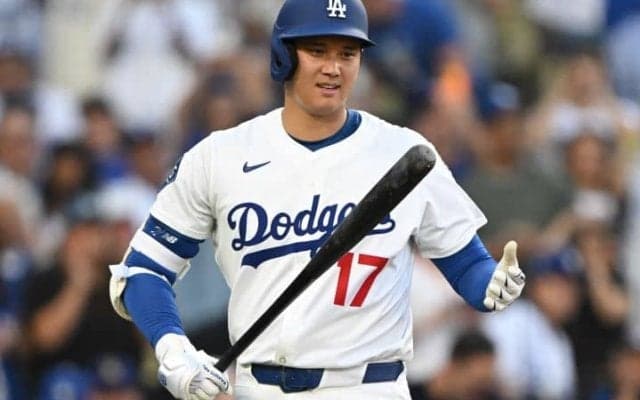大谷翔平、右太もも付近に死球　直前にタティスが死球→審判団集まる　猛抗議のロバーツ監督が退場処分に