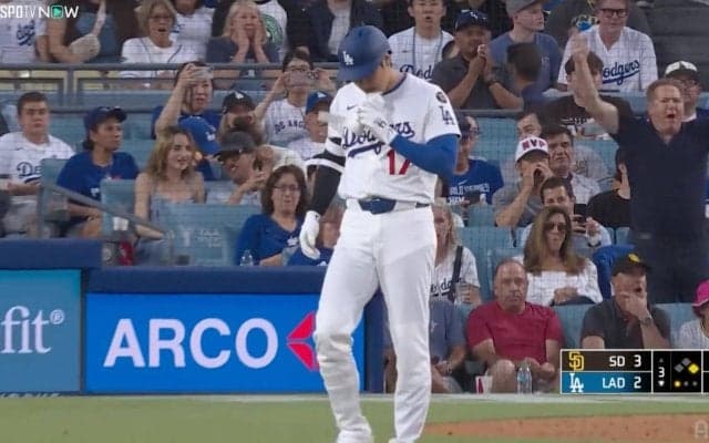 「WHY？」大谷翔平への死球でネット裏の観客が“激怒”「当てんなよ」「今のはわざと」怒号鳴り止まぬスタジアムの様子